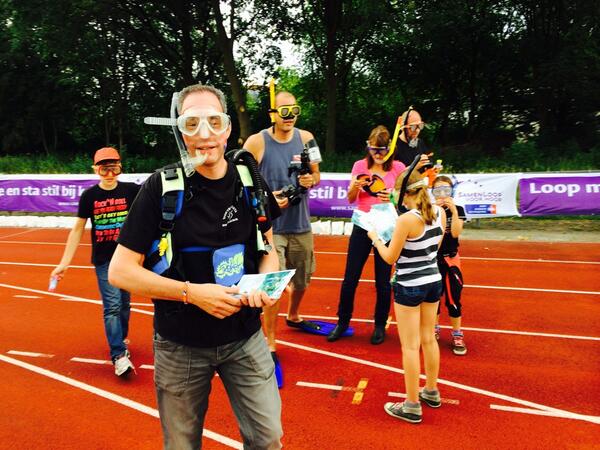 oosterhoutsamen's tweet image. Het duikteam Lagosta loopt &apos;onder water&apos; op de Samenloop Oosterhout. Bellen en nog eens bellen. #samenloop100