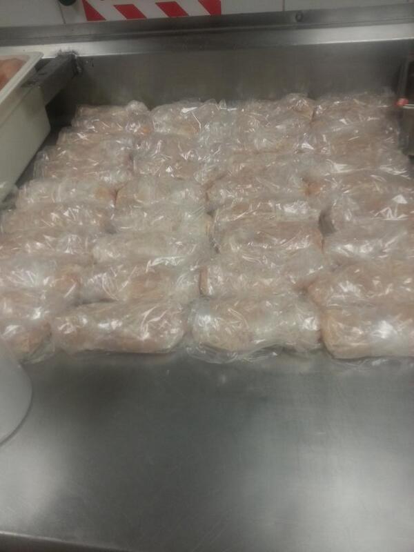 richart1985's tweet photo. Terminando de porcimar el pollo para el comienzo del dia http://t.co/yC5q0KB8PH