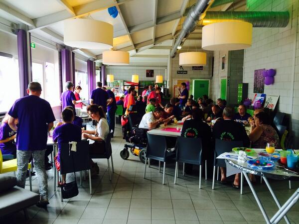 oosterhoutsamen's tweet image. De survivors zijn begonnen aan hun brunch. #samenloop100