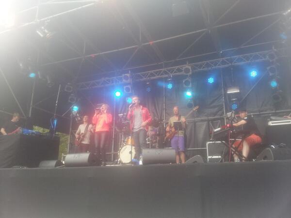 Los op de Markt met <a href="/NewYorkBandNL/">New York Band</a>!!!! #roza040