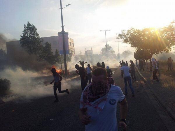 ThisIsGaZa's tweet photo. قيدي يا نار الثورة ودقي لجراس، الثورة انطلقت ورفعنا الراس، تسلم إيدك يا فدائي زود لعيار، صار رصاصك غنية بعيون الناس http://t.co/WEGR0w3NMd