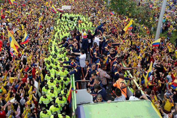 Footballogue's tweet image. [#CM2014] Les Colombiens accueillis en Héros !!!