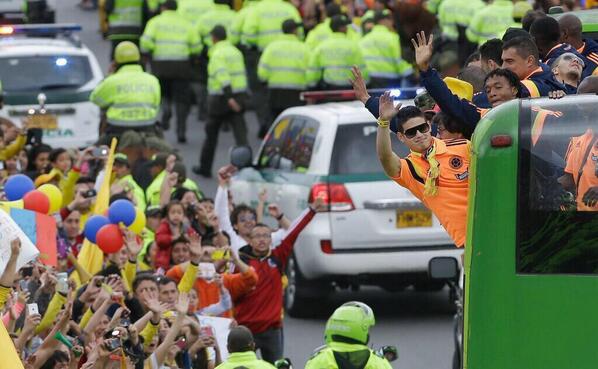 Footballogue's tweet image. [#CM2014] Les Colombiens accueillis en Héros !!!