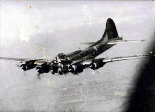 На честном слове и одном крыле. B17 летающая крепость подбитый. B17 бомбардировщик архивные. Б 17 самолет. Б-17 бомбардировщик.