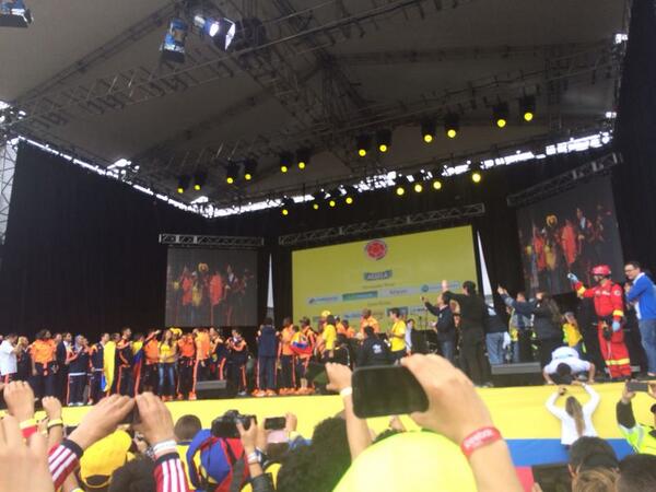rcnradio's tweet photo. A esta hora los colombianos le rinden un homenaje a la @FCFSeleccionCol en el parque Simón Bolívar. http://t.co/SeQXVMmfdl