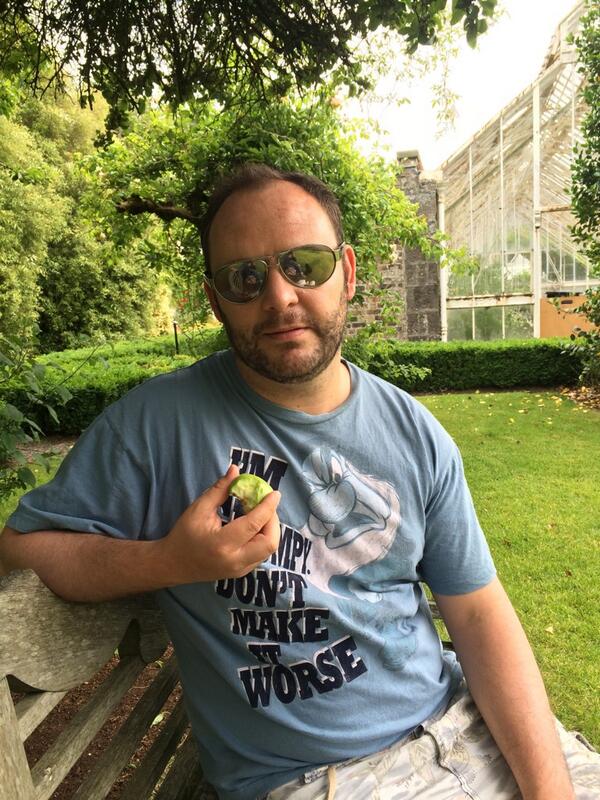 LisaMurray8's tweet photo. Scoffing the 'Forbidden Fruit' in the park @patserfolk naughty naughty 😅#ademandeve 🍏😜🙊 http://t.co/2J12rNEIiN