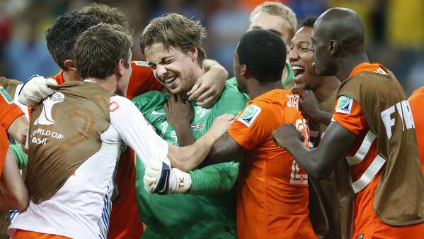 NOSsport's tweet photo. Relatief onbekende Tim Krul: de held van Oranje. Maar hij zit straks 'gewoon' weer op de bank. http://t.co/T5e3y5P4kp http://t.co/zVsCypsEik