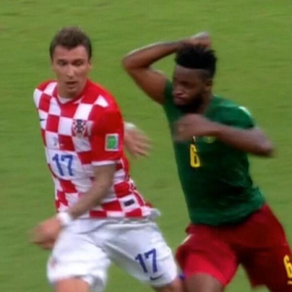 コロンビアのスニガ選手がネイマール選手に膝蹴りしたことが話題になっていますが、ここでクロアチアvsガーナのソングビロング選手を振り返ってみましょう