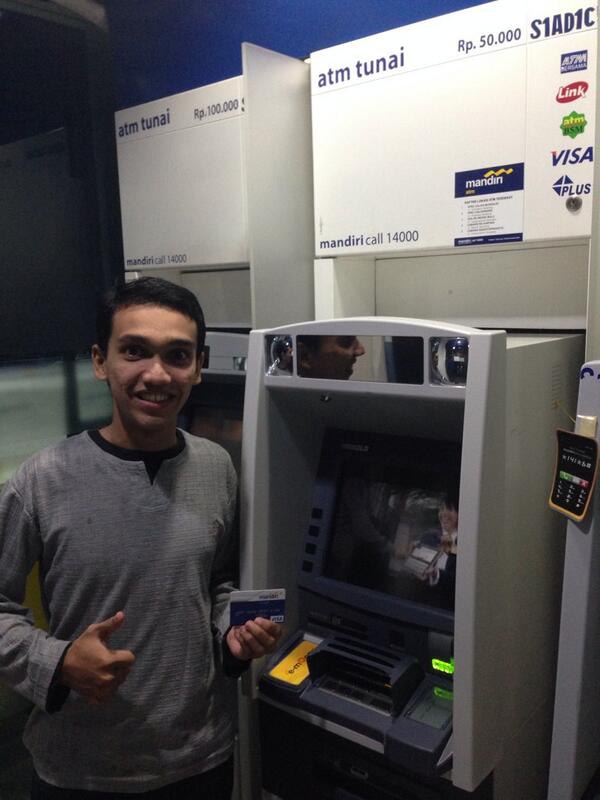 mustofa7's tweet photo. Meskipun hujan tapi tetep semangat ^_^ @mandirifiesta #selfiemandiriatm #RADIUS2012 atm mandiri karyadi semarang http://t.co/Hia9K1MhaY