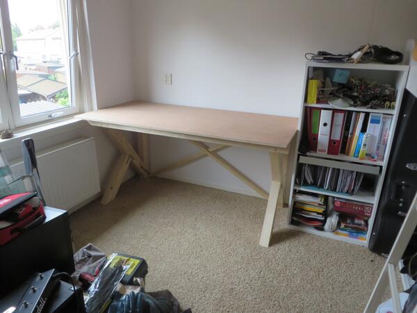 ptertje's tweet photo. Bureau af! nog ff opruimen, gitaren verhuizen/installeren en dan na de vakantie eindelijk weer snarige herrie maken! http://t.co/7CxicSbk7r