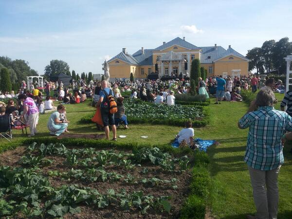 bruknaskopiena's tweet photo. Koncerts sākās. http://t.co/9cnBm65QLx