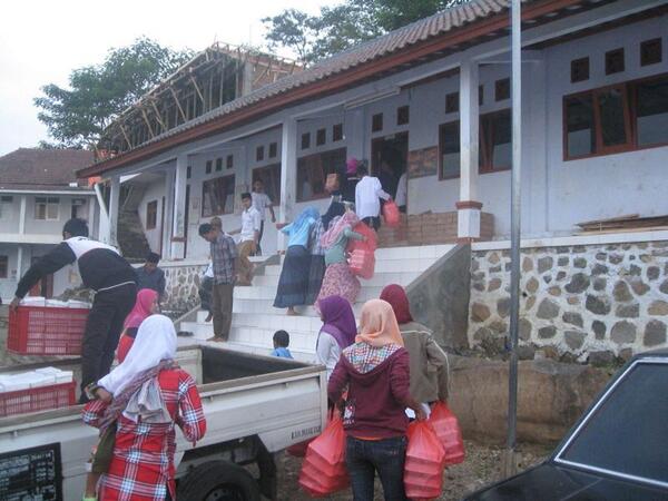 WMPHongkong's tweet photo. Masih bersama adik adik kita panti asuhan Al ikhlas http://t.co/wHwZF8Q8YL