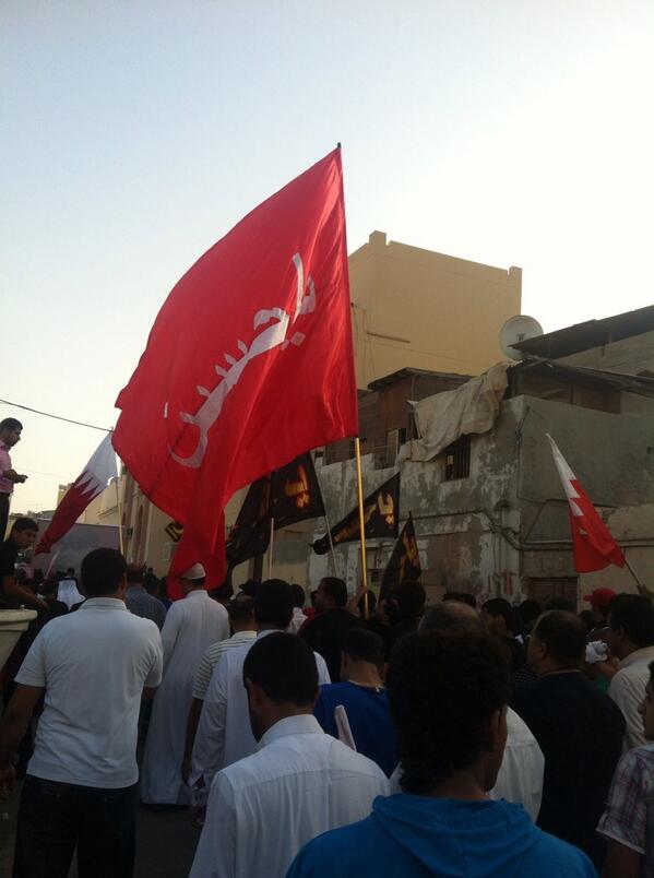 لا راية تعلو على راية ابا عبدالله الحسين (ع)
في تشييع #الشهيد_عبدالعزيز_العبار #السنابس
#البحرين