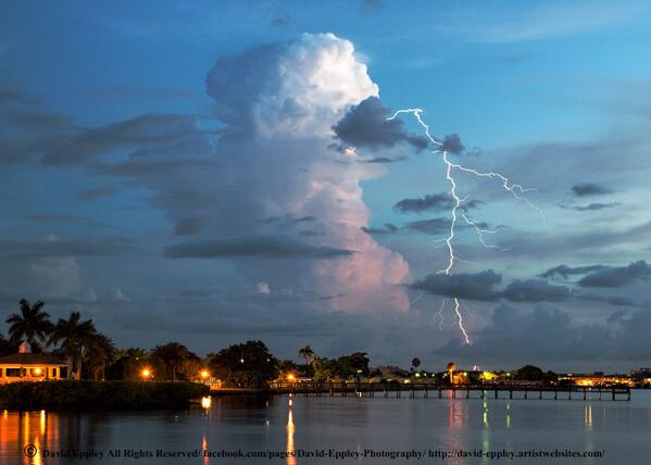 Meteovargas's tweet photo. #Florida rayo captado esta mañana en #FatPoint 
foto: David Eppley http://t.co/X0OiPEJfck vía @xavypardos