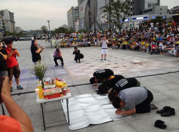 <a href="/park_uneum/">박운음의 유럽만풍화</a> 안산집회에서 세상에서 가장 슬픈 제사상 앞에서 절했어요. 병풍대신에 아이들 교복이 걸려 있고, 제사 음식으론 아이들이 좋아했던 음식이 놓여져 있었어요. 정말 세상에서 제일 슬펐던 제사였어요