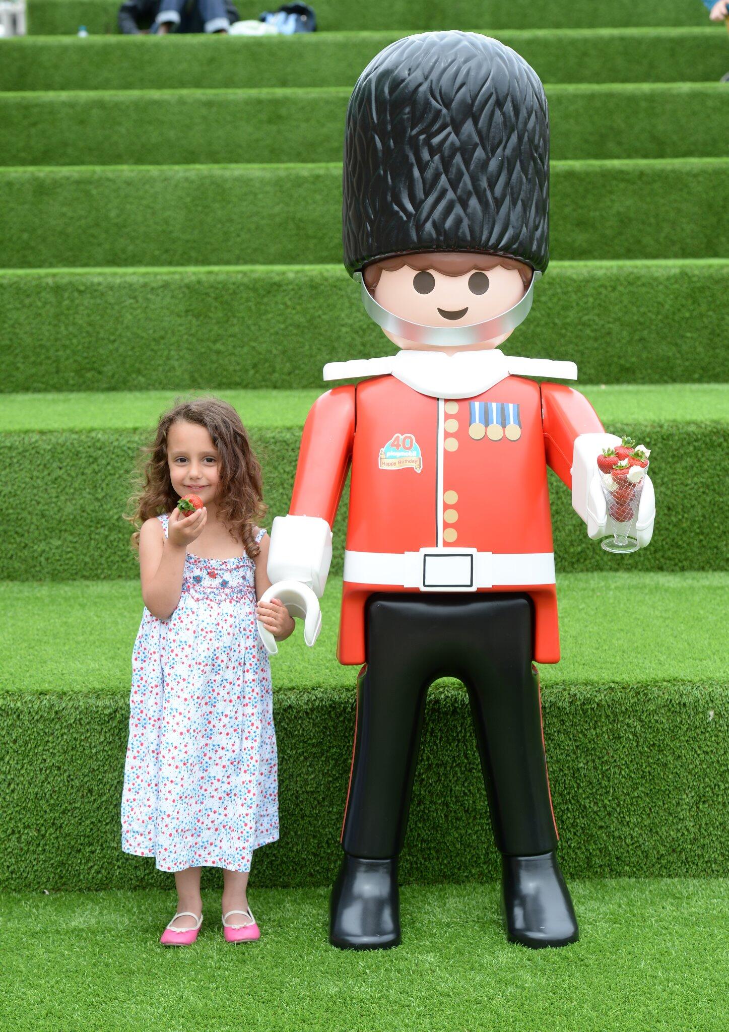 Playmobil UK on X Our PLAYMOBIL Royal Guard has been out about enjoying the Wimbledon2014 final in London Did any of you spot him http t 3nzOkPfphk X