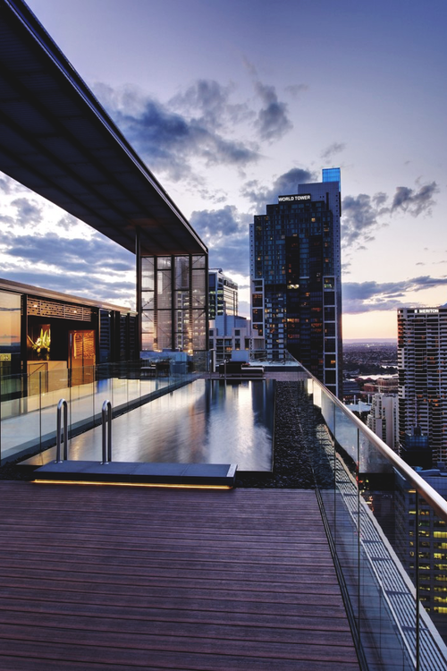 ThisIsTHL's tweet photo. Piscine sur le toit du Meriton Hotel à Sydney.  http://t.co/NevRp4mPc4