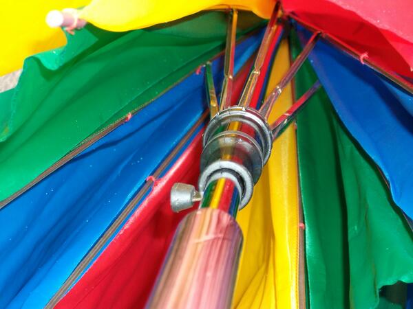 CarlaeEster's tweet photo. Torino a colori... ma sotto l'ombrello #Torino http://t.co/ZHF2Dmr1Av
