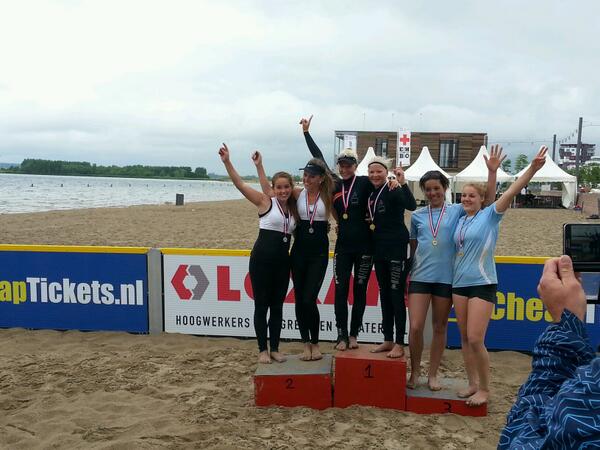 Ze flikken het weer. Britt en Raisa. Gisteren brons onder 18! Nu goud onder 16 op NK Beach. Weer 1e! Grote klasse.
