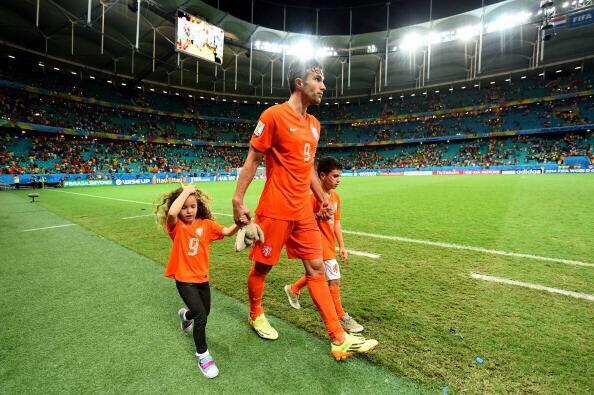 ActualFutbol's tweet photo. Robben y Van Persie si pudieron celebrar la clasificación con sus hijos, pero aMondragón no lo dejaron. Gracias FIFA http://t.co/lKmCq0QXm1