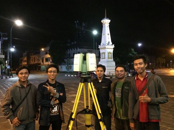 Malam ini scan Tugu Jogja dgn Terrestrial Laser Scanner. Mhs <a href="/geodesiugm/">Teknik Geodesi UGM</a> berpose :) <a href="/Geodeleven/">Geodesi UGM 2011</a>