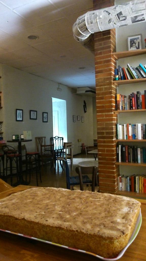 CafeCronopio's tweet photo. Ponentorrr! Puerta secreta al patio Cronopio y coca de llanda casera con algo fresquito pueden ser buenos aliados. ;) http://t.co/iDcUWFXkLW