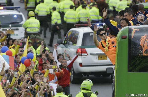 ElUniversal's tweet image. #Brasil2014 James recuerda a Falcao en recibimiento a la selección en Bogotá goo.gl/z7pSJu