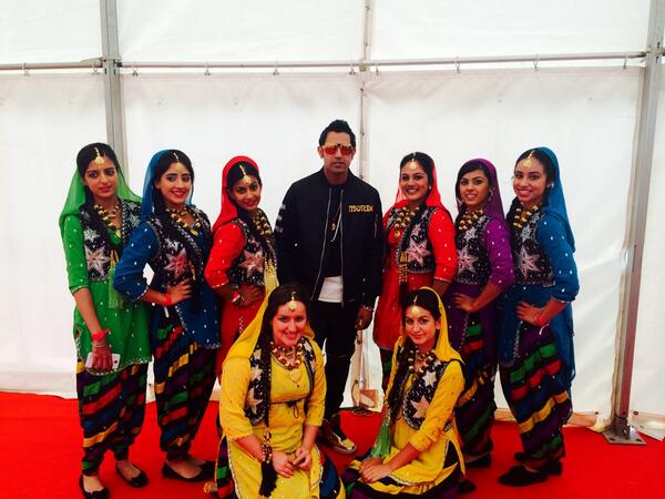 Asianstreetremx's tweet image. About to step on stage with Mr @igippygrewal 😬 at @BirminghamMela crowd is mental #LetsDoThis #Gippy