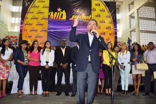 “<a href="/LeonelFernandez/">Leonel Fernández</a>: Maravillado con el respaldo y talento de la juventud de Barahona, con su fervor se han anotado. ”
