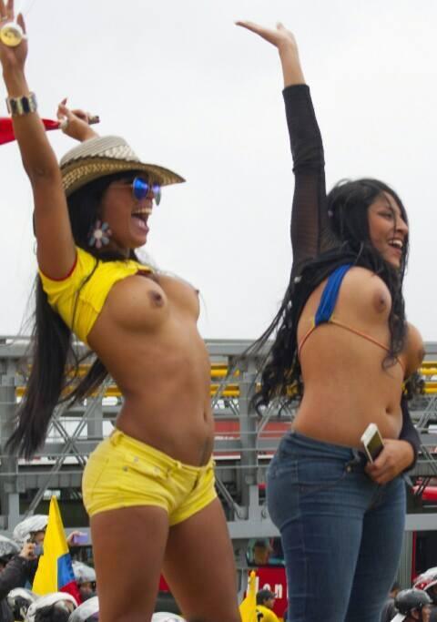 SoloFutbolMemes's tweet photo. Que bonito recibimiento para la selección Colombia. http://t.co/B8U8DtRnCK