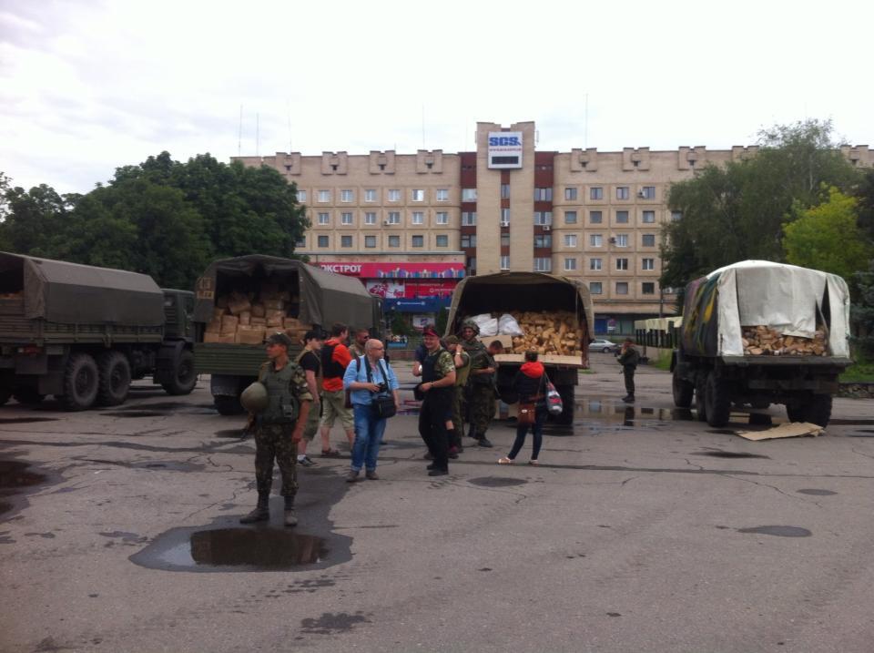 город славянск донецкая область центральная площадь. славянск 2014 митинг.