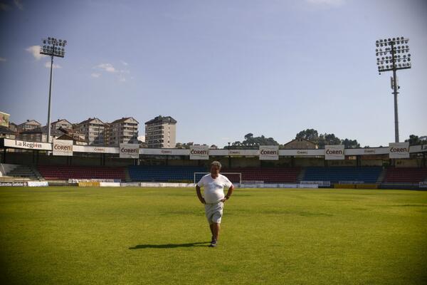El fin del Club Deportivo Ourense ow.ly/yPC9A Cuatro empleados del club relatan el ocaso de la entidad