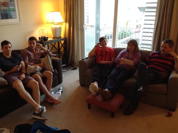 GemmaSole1's tweet image. #TeamSole poised and ready to watch our doc #thistlearmy #GoScotland @JamieSole2 @davidsole678 @TomSole1 @chris_868