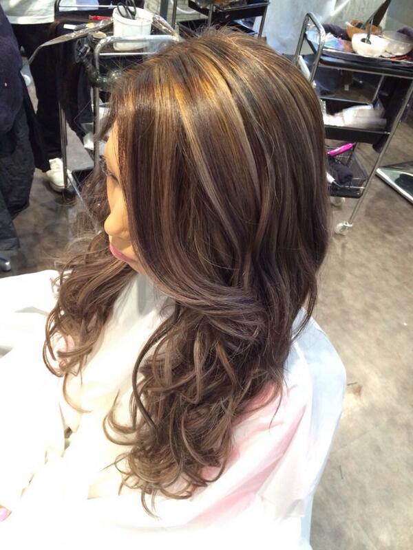 Lapis Sota Auf Twitter さきちょ ベース シェードグレージュ にハイライトとローライトをちょいランダムに細めon 7月のメッシュ人気が熱いです 細めメッシュをランダム 外人ぽい 外人風メッシュ 夏の髪型 髪色 Http T Co Oaziwmvmpr