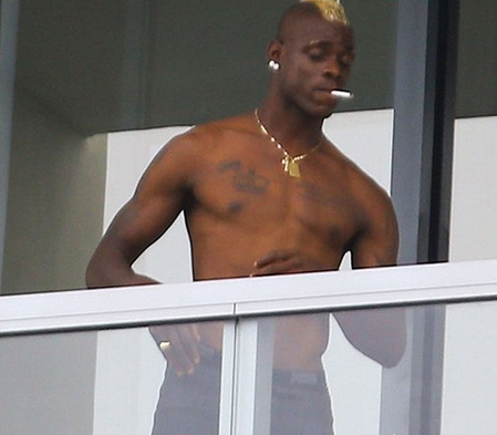 voetbalzonenl's tweet photo. Mario Balotelli, op vakantie in Miami... #milan http://t.co/QvEJWkMIzS