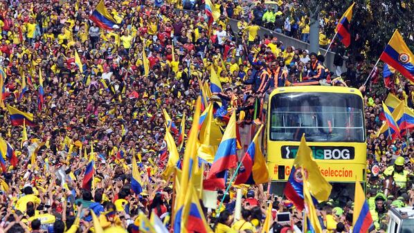 fifaworldcup_es's tweet photo. #Brasil2014 | [FOTOS] ¡Recibimiento apoteósico a la @FCFSeleccionCol en Colombia! #COL 
http://t.co/dvXazdIj3B http://t.co/utkQzg8bGm