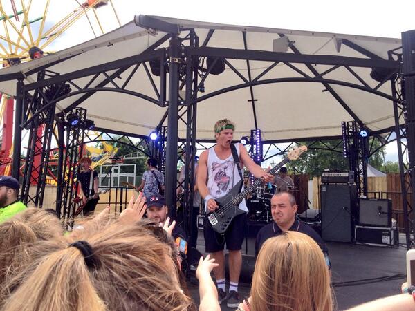 EllaElizabethL's tweet photo. Saw @HWoodEnding's set today, they're a pretty cool band.. And pretty hot. No complaints there. http://t.co/jy53uoDU4j