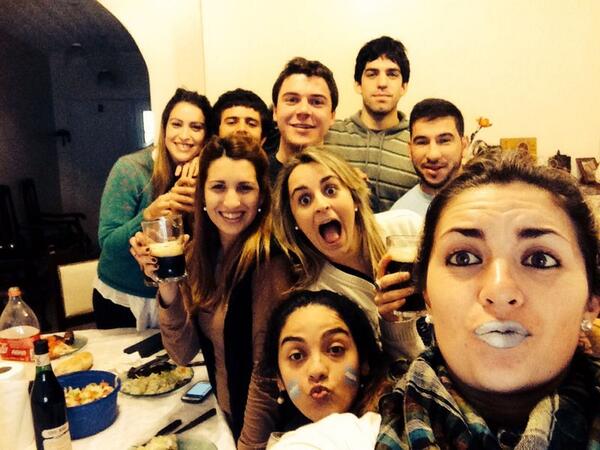 BelenCstillo's tweet photo. Restos del partido @PauFRozas @CarliAbrhm @andcasty @nahuelguerra @ratonovejero @Berta1990 @chofisantos http://t.co/d6HE4LXzRc