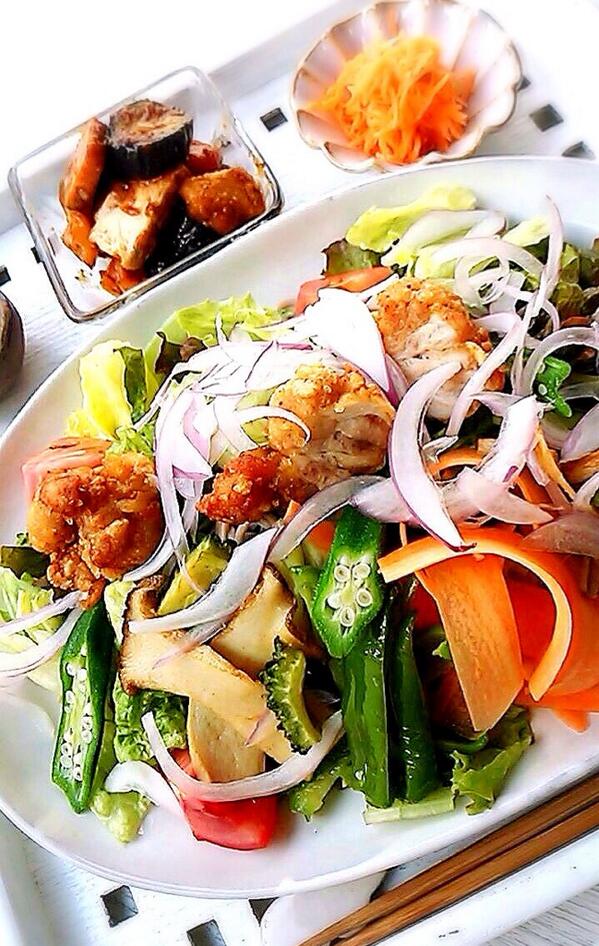 ランチ新メニューの【ご馳走サラダ麺】です。チキンタツタと7種の夏野菜がのった豪華サラダ麺です。麺は稲庭うどんとさっぱりおそばから選べますよ♪
カロリーが気になる方はおそばでどうぞ🍜