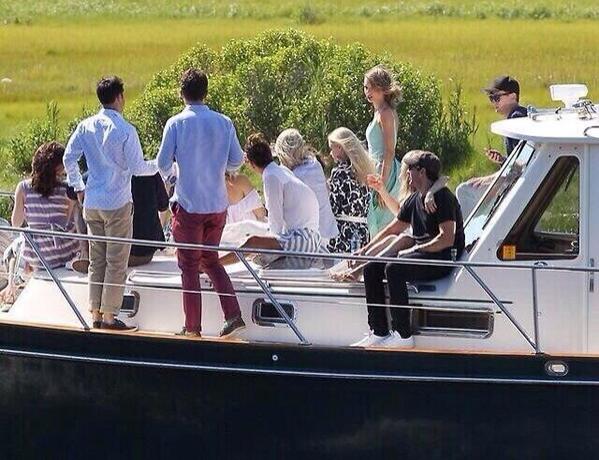 TSwiftiesIND's tweet image. #swiftupdate Taylor Swift with her crews in Watch Hill (7/7/2014)