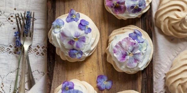 MumMagic's tweet image. “@HuffPostTaste: 18 gorgeous ways to eat flowers huff.to/1knOuoX  love this #foodie #summer #food #bakeoff #