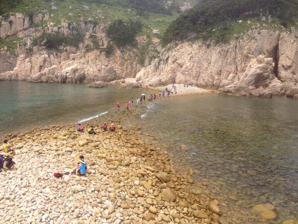 소매물도를 소개합니다 지친 도시생활에서 탈출해 천연자연을 접하수 있는 기회입니다 가는 방법은 0:30분 심야버스를 타고 통영으로 가면됩니다 이른 시간이지만 여객터미널앞 시장에서 시래기국 한 그릇이면 피로가 끝