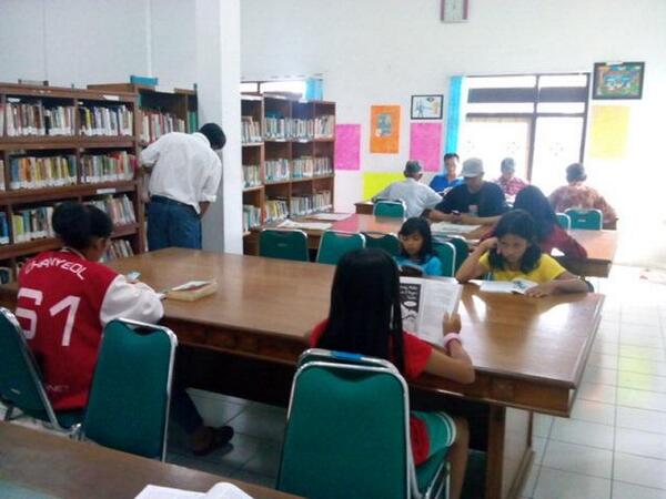 Ungaran_Today's tweet photo. @humasjateng wisata 'kuliner' di perpusda Ambarawa pagi ini. Bukan hanya nasi, buku pun wajib disantap :-) http://t.co/JI4QSAJFmK