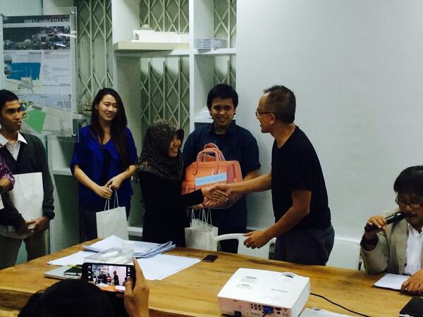 Mas aang menyerahkan hadiah juara I