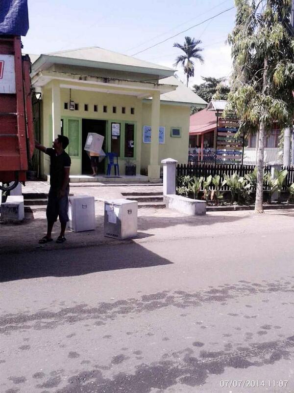 PolresSoppeng's tweet photo. Pengawalan logistik pemilu sampai di kantor desa dan kelurahan dalam keadaan aman terkendali. http://t.co/i0mlQIFTgv