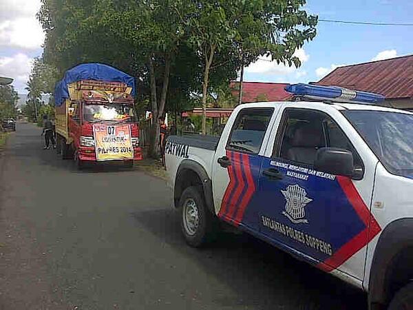 PolresSoppeng's tweet photo. Pengawalan logistik pemilu sampai di kantor desa dan kelurahan dalam keadaan aman terkendali. http://t.co/i0mlQIFTgv