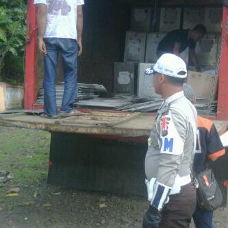 PolresSoppeng's tweet photo. Pengawalan logistik pemilu sampai di kantor desa dan kelurahan dalam keadaan aman terkendali. http://t.co/i0mlQIFTgv