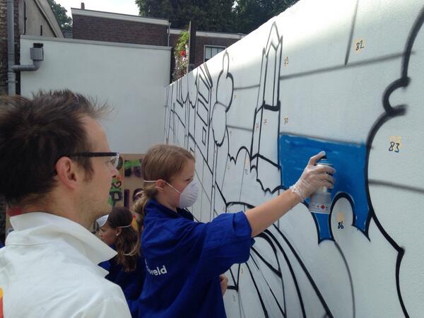 agathasnellen's tweet photo. Graffiti schoolmuur fase 2 http://t.co/PNCmMZxosX