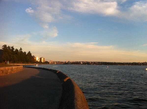 JongHaChun's tweet photo. on my own way #stanelypark #vancouver http://t.co/8dwmddbAul