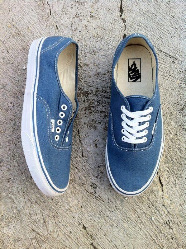 collage_store's tweet photo. -Authentic navy blue US 11 11.5 560k @kickSolution @shoesick @sneakerhyp @FaVans_Shoes @FDAstore @viscouss_ @CmenOtw  http://t.co/RRkOezm1lz